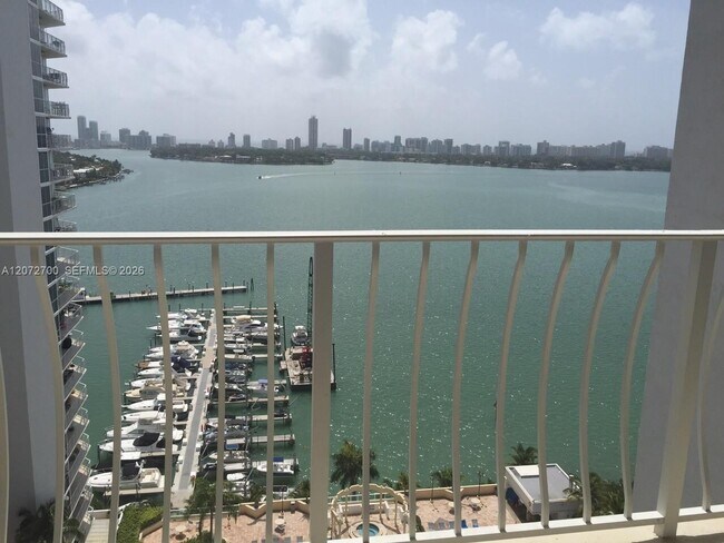 Foto del edificio - 7601 E Treasure Dr