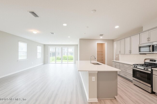 Building Photo - 1827 Amberly Dr