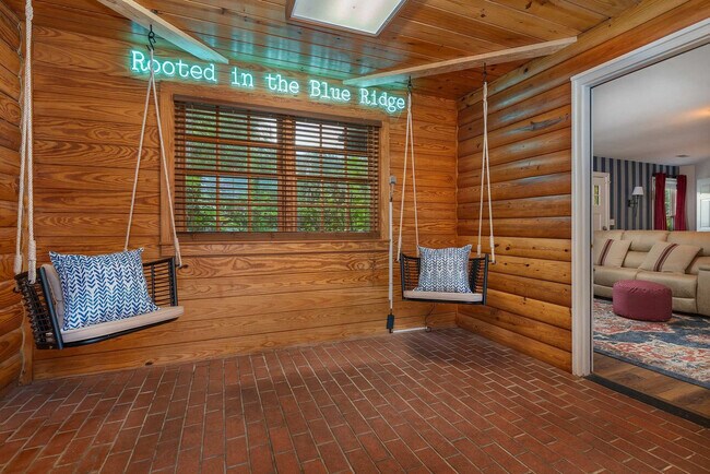 Foto del edificio - 2224 Brevard Rd