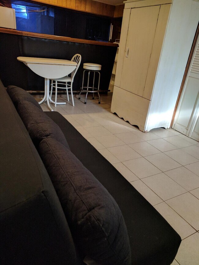Ropa Amoire - 5 Colonial Rd