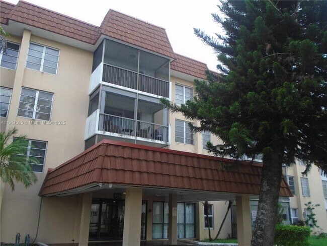 Building Photo - 4176 Inverrary Dr