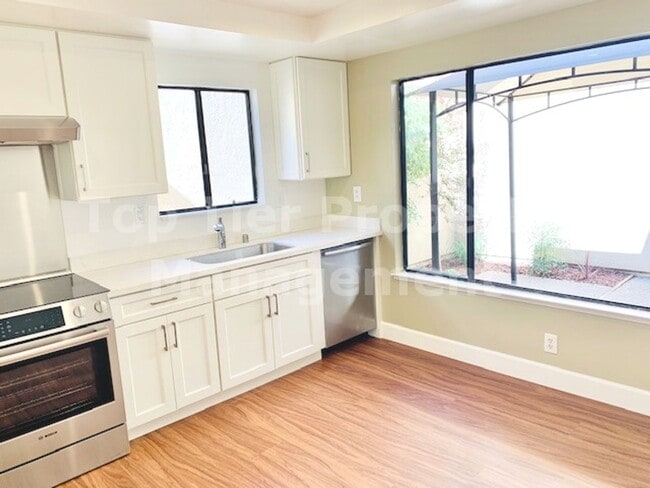 Foto del edificio - Beautifully updated 2 Bd/2 Ba, 1500 sf Walnut Creek Townhouse in desirable Rancho Dorado HOA avai...