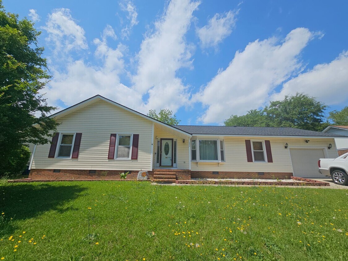 Primary Photo - 3 Bed, 2 Bath with Screened in Porch