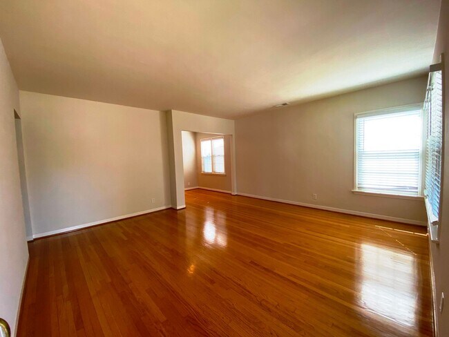 Foto del edificio - All Utilities Included! Charming Mid Centu...