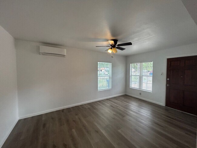 Building Photo - Charming 3 Bed, 2 Bath Home + Bonus 1 Bed/...