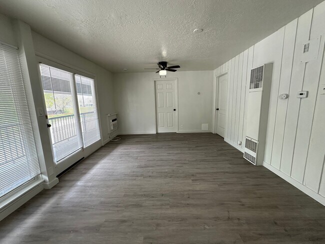 Foto del edificio - 951 N Redwood Rd