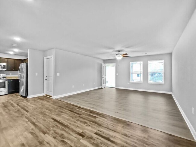 Building Photo - 212 SW Lily St