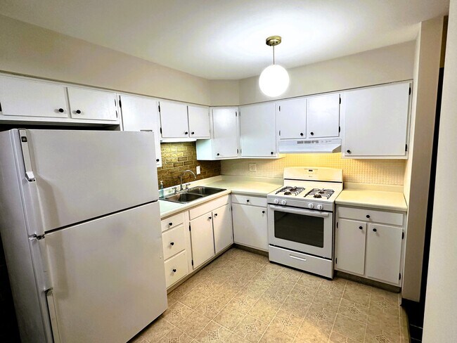 Building Photo - 2099 Vernon Dr