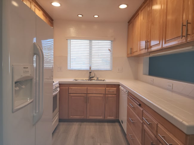 Foto del edificio - 24613 Falena Ave