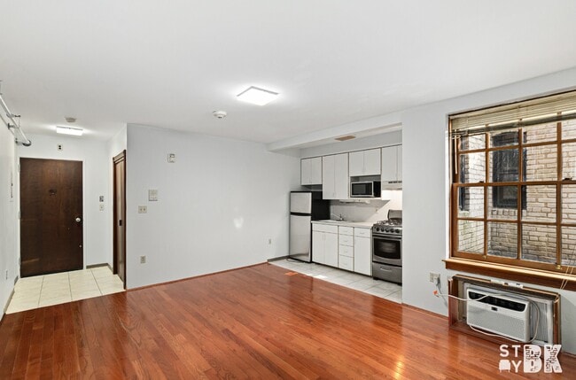 Building Photo - 8-10 Clark Street