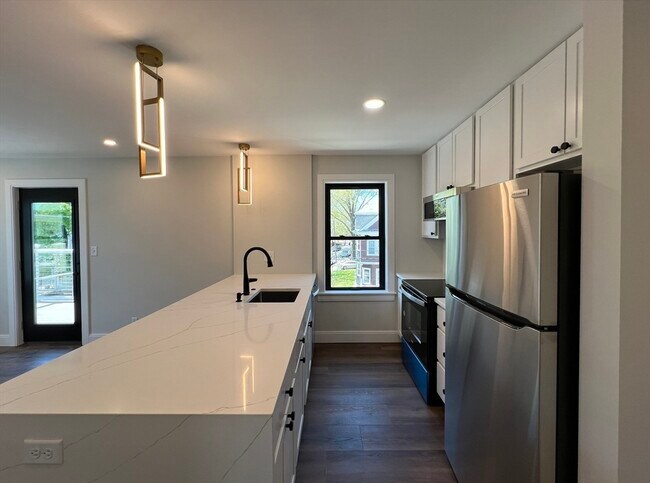 Building Photo - 35 Hunnewell Ave