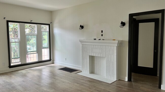 Building Photo - 4057 W 28th St