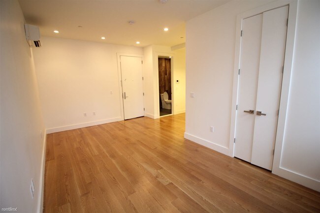 Foto del edificio - 138 Manhattan Ave