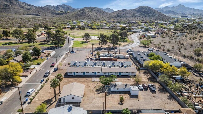 Building Photo - Spacious 1BR Single-Level Unit with Utilit...