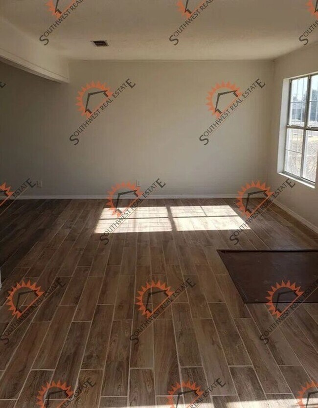 Building Photo - 3 bed 2 bath - Portales
