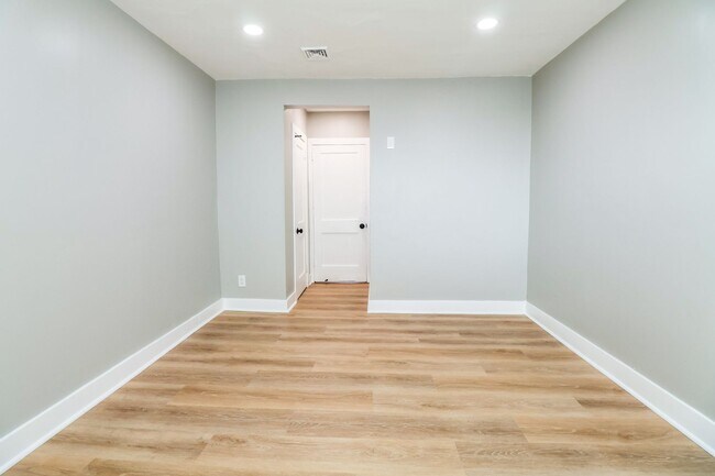 Foto del edificio - 5548 Woodland Ave