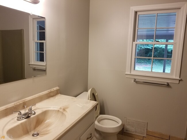 Building Photo - 127 Huff Dr SW