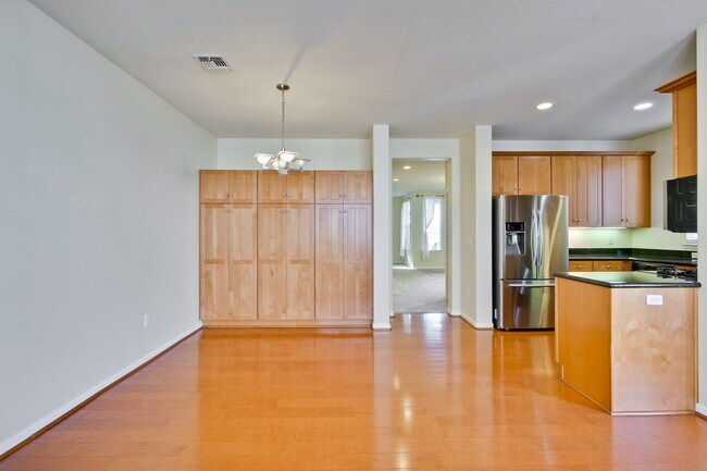 Foto del edificio - Large, Bright and Beautiful 3BR/2.5BA/2,195sf home in great condition!