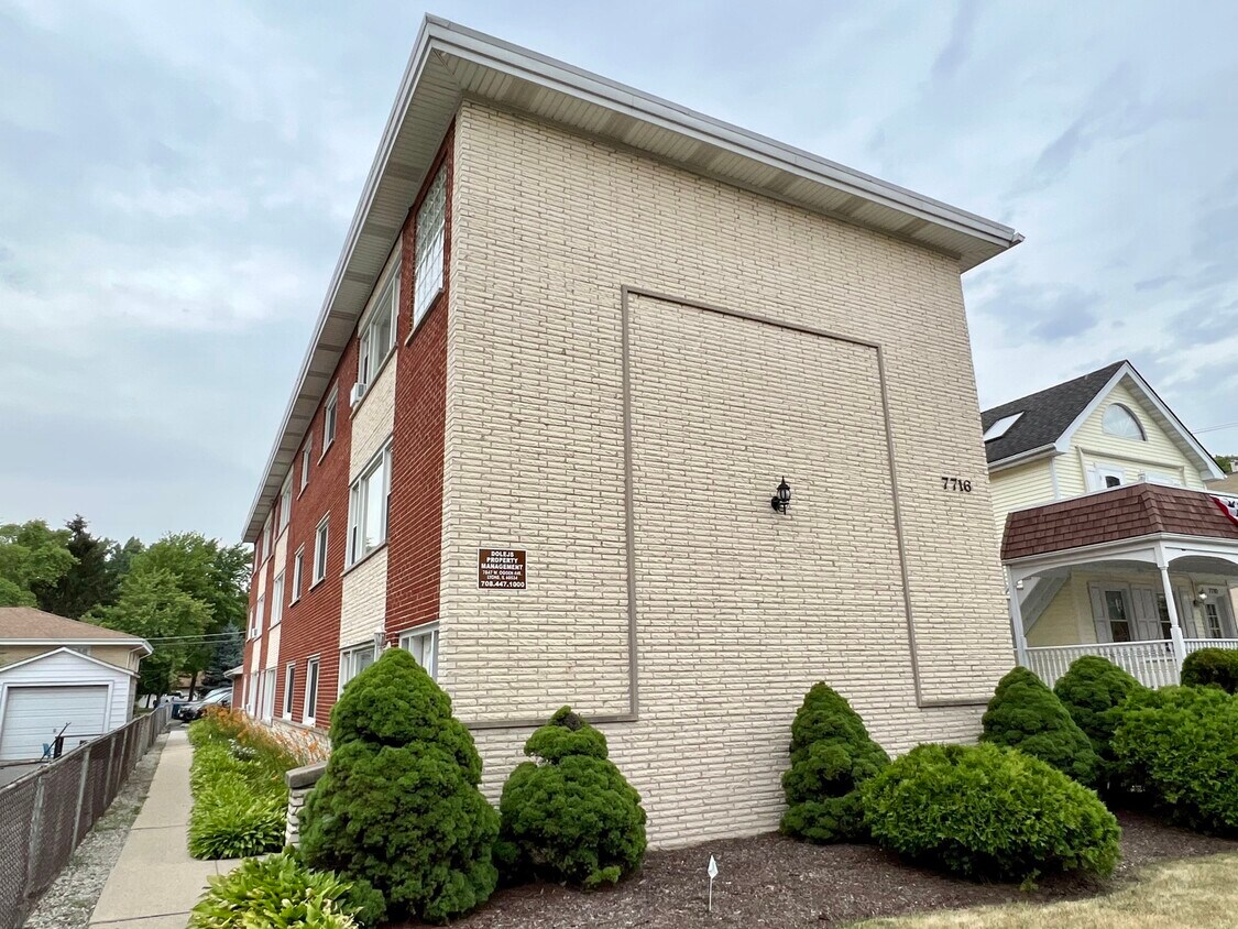 7716 Ogden Ave Unit 3R, Lyons, IL 60534 Condo for Rent in Lyons, IL
