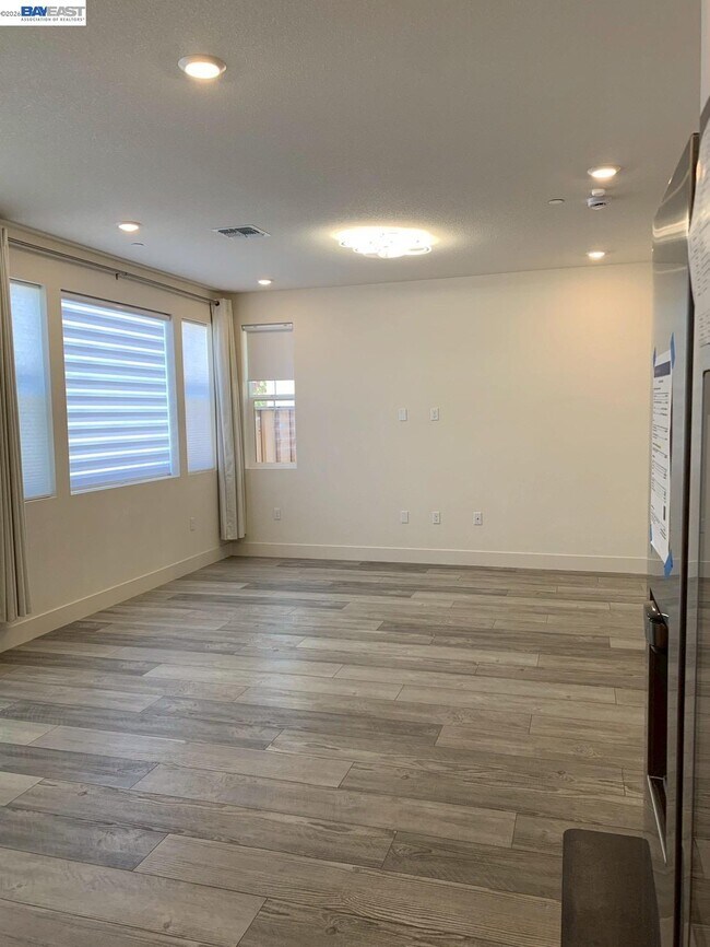 Building Photo - 7149 Diamond Ave