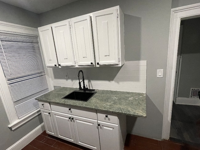 Building Photo - 595 William St