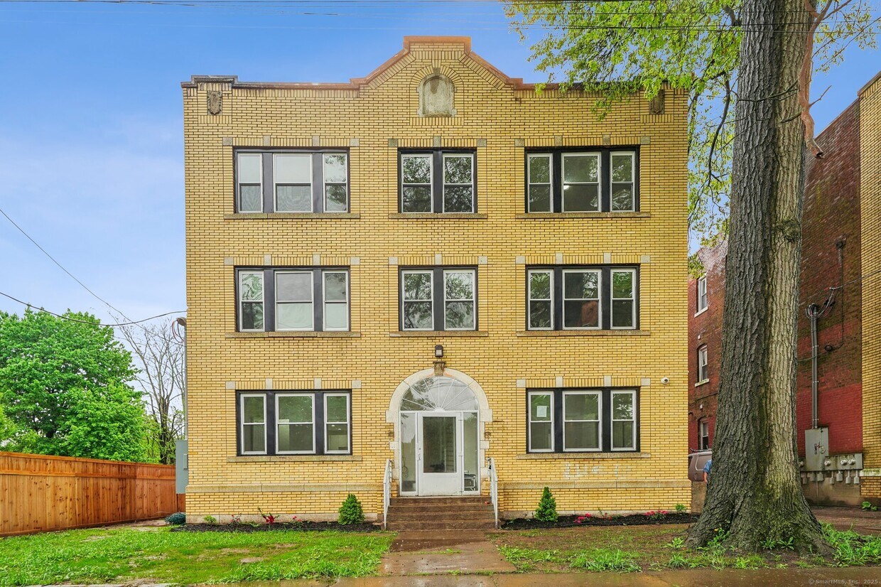 Primary Photo - 208 Magnolia St