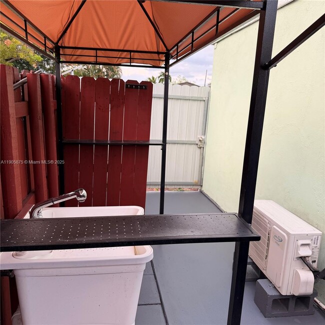 Foto del edificio - 6524 Wiley St