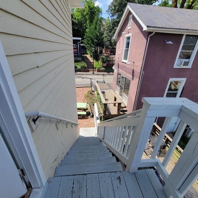 Building Photo - 17 Elliewood Ave