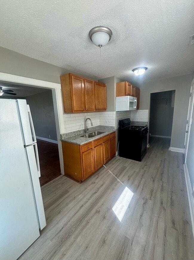 Building Photo - 615 Dresden Ave