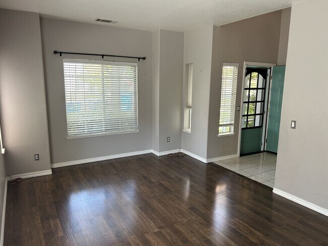 Foto del edificio - Beautiful East Petaluma 3 Bedroom, 2.5 Bath Home