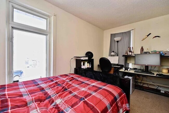 Building Photo - 652 E 3rd St