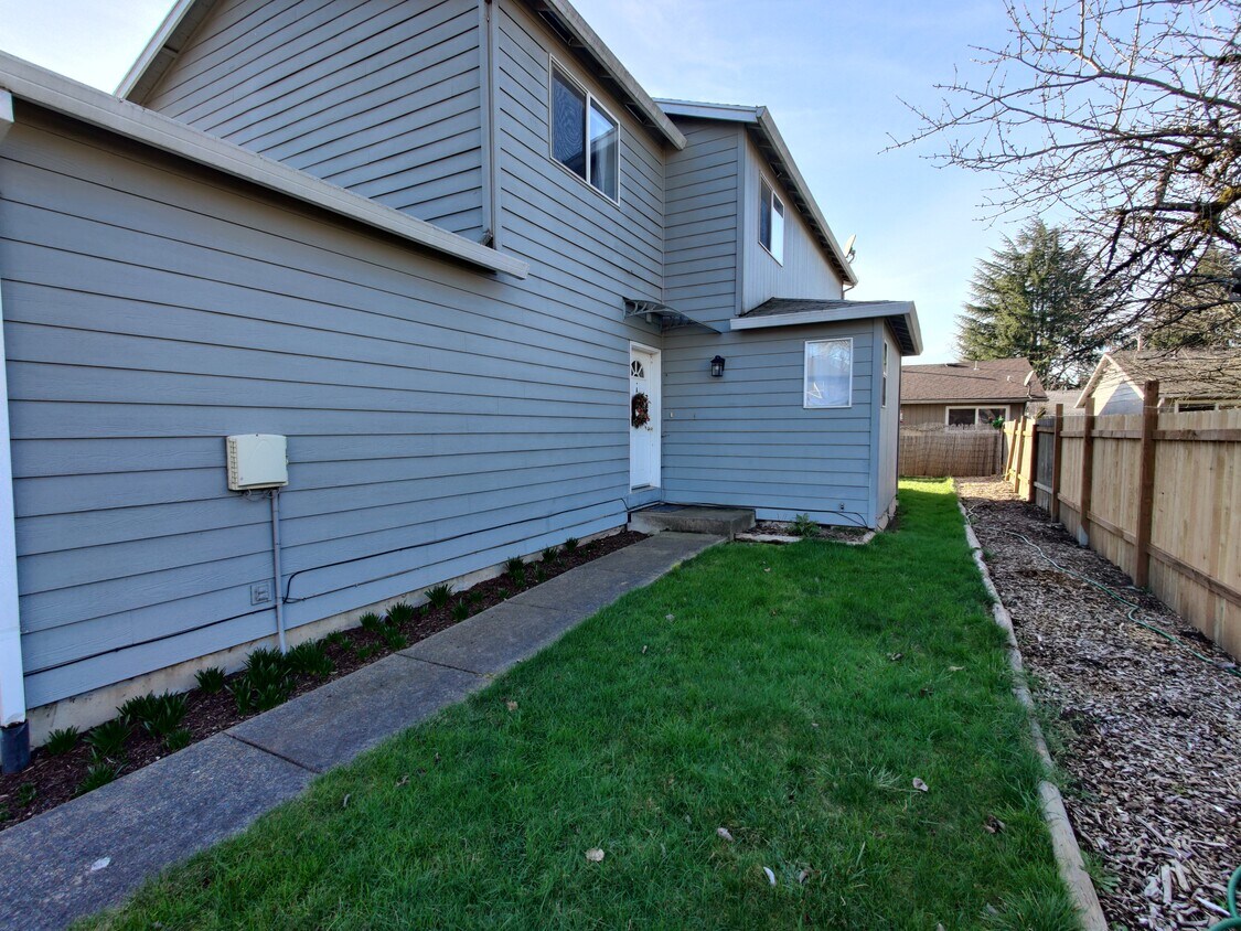 909 S School St Unit A, Newberg, OR 97132 909 S School St Newberg, OR