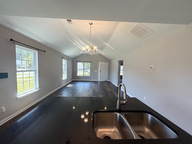 Building Photo - Charming House Located in Ridgeland