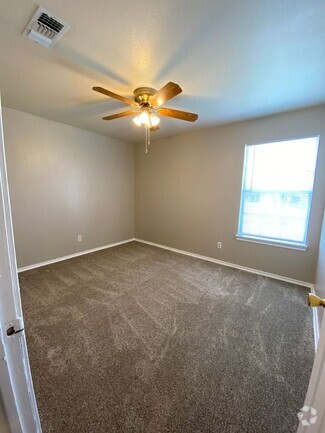Building Photo - 701 Miracle Ln
