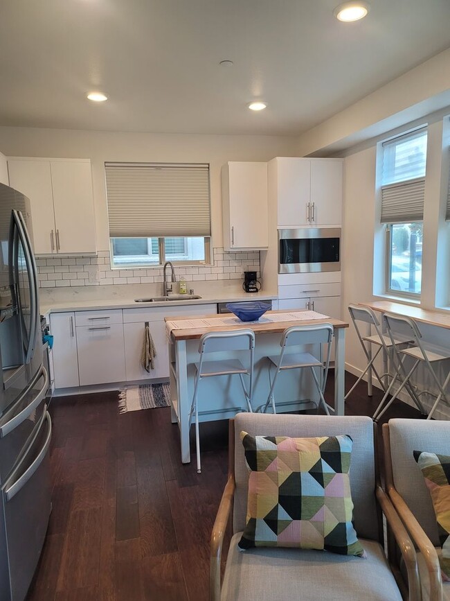 Photo - Cozy condo with roof top balcony in Downto...