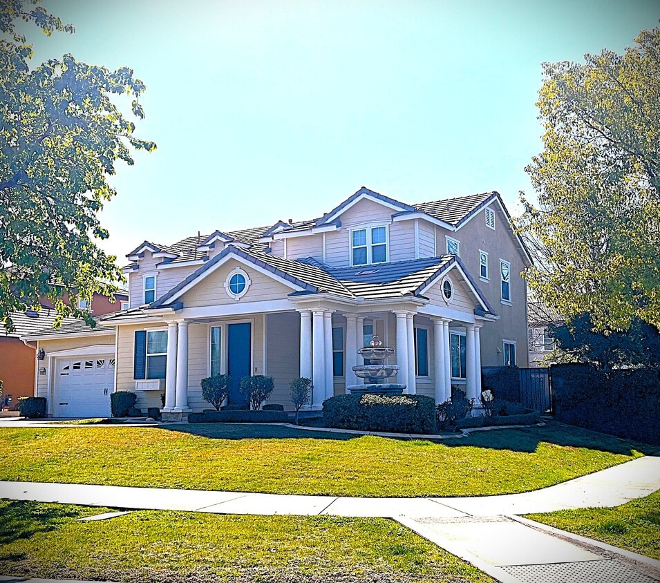 Foto principal - 5210 Village Green Ln