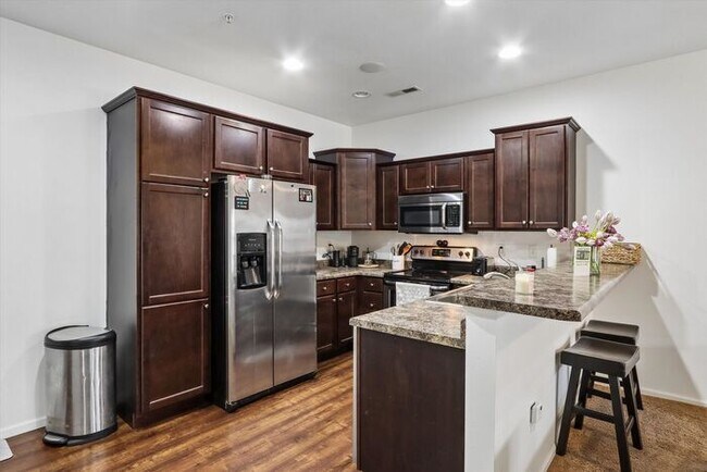 Foto del edificio - $1,950 | 3 Bedroom, 2.5 Bathroom Town Home | Pets Allowed | Available for August 1st Move-In!