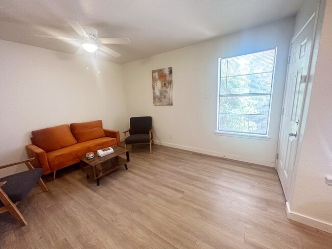 Vista del salón de la unidad - DR 2101 16th Street (Nomad Apartments)