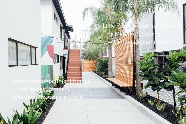 Foto del edificio - 1758 Robinson Ave