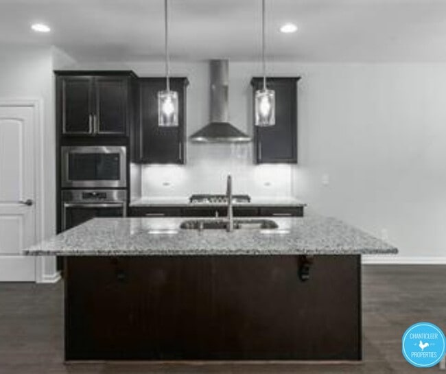 Building Photo - 2034 Chipley Dr