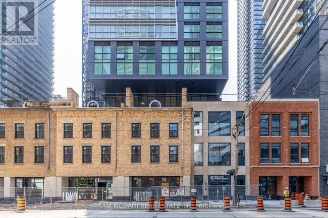 Building Photo - 327 King St W