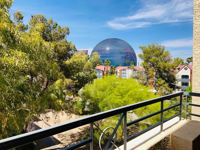 Building Photo - Beautiful, unfurnished luxury condo at the...