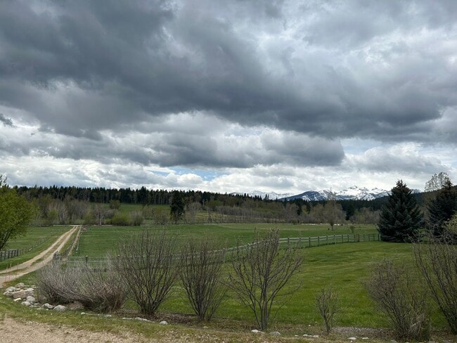 Building Photo - Charming Rental with Scenic Views!