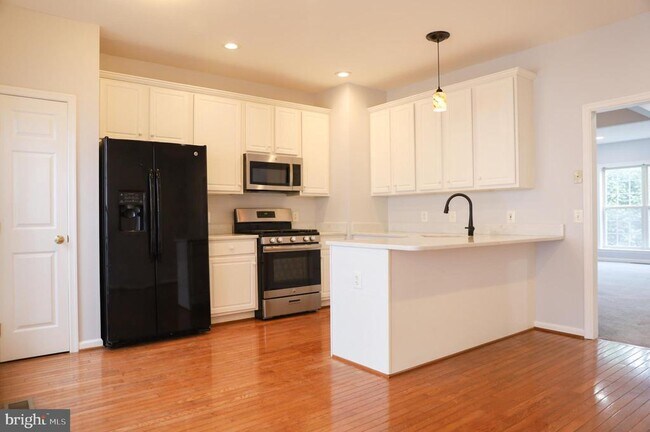 Foto del edificio - 6324 Locust Tree Ln