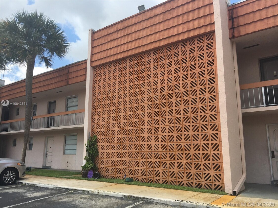 Foto principal - 7610 Stirling Rd