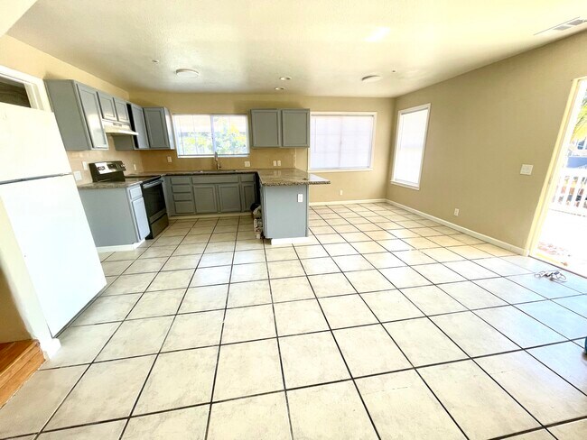 Cocina y sala de estar - 2951 68th Ave