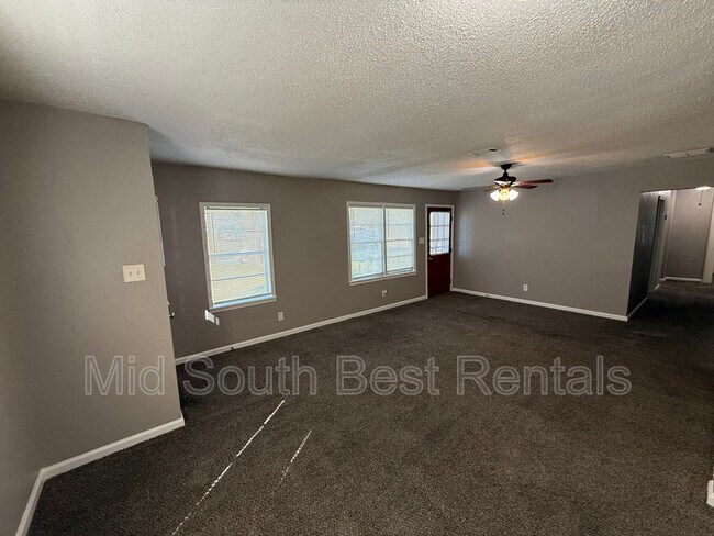 Foto del edificio - 5032 Newton Dr