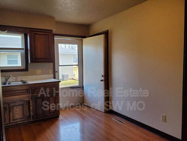 Foto del edificio - 633 Meadowview Dr