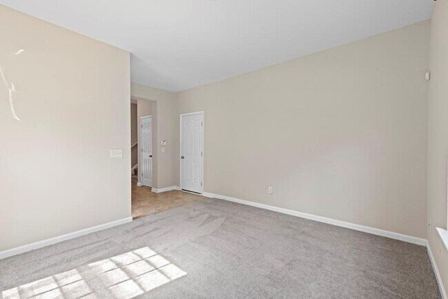 Building Photo - 3463 Fernview Dr