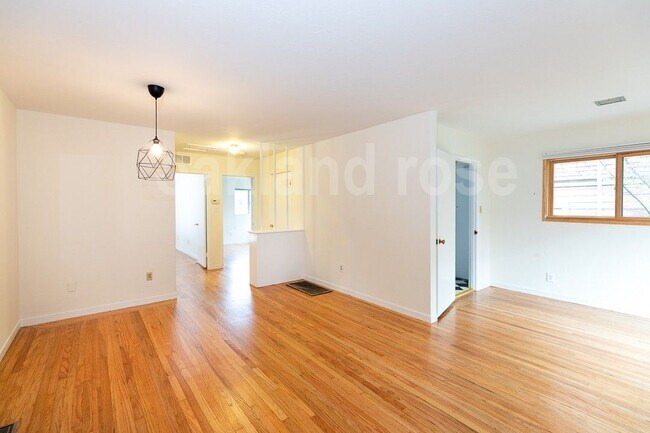 Foto del edificio - 995 Rose Ave